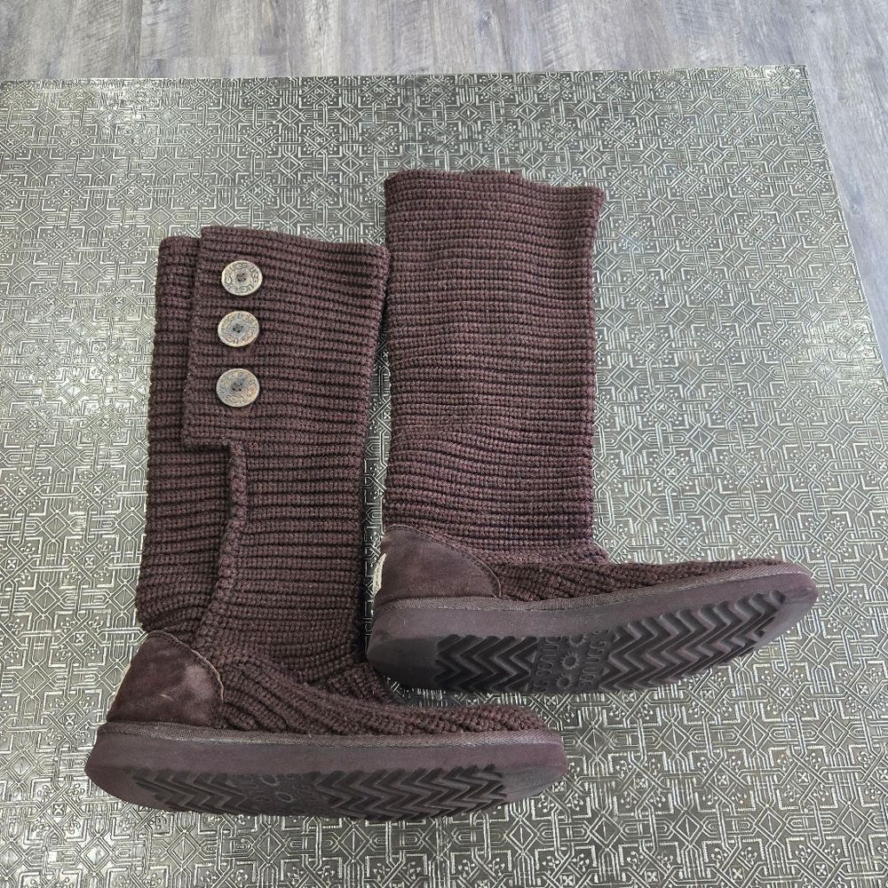 🐢 UGG Classic Knit Boots.  Size 8. Great Condition.